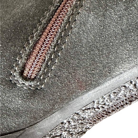 La CANADIENNE Gray Suede Heeled‎ Bootie Leather Ankle Boot Winter Boot Size 9 - Picture 7 of 7